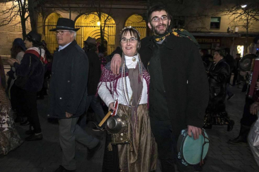 Su alegre pasacalles recorrió el centro de la ciudad entre canciones y bailes de los ex danzaris Francisco Beruete