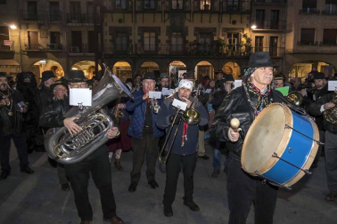 Su alegre pasacalles recorrió el centro de la ciudad entre canciones y bailes de los ex danzaris Francisco Beruete