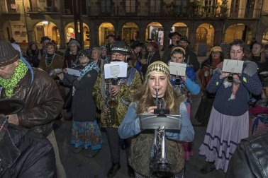Su alegre pasacalles recorrió el centro de la ciudad entre canciones y bailes de los ex danzaris Francisco Beruete