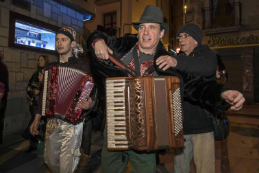 Su alegre pasacalles recorrió el centro de la ciudad entre canciones y bailes de los ex danzaris Francisco Beruete