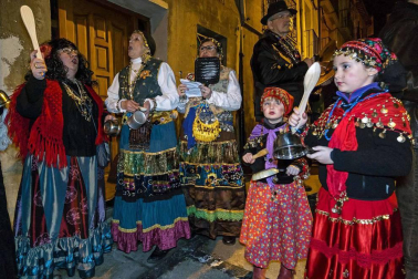 Su alegre pasacalles recorrió el centro de la ciudad entre canciones y bailes de los ex danzaris Francisco Beruete