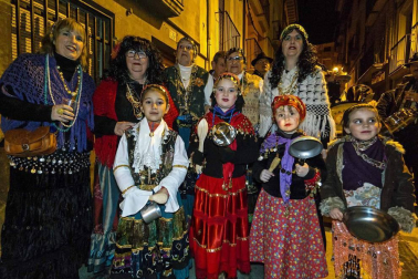 Su alegre pasacalles recorrió el centro de la ciudad entre canciones y bailes de los ex danzaris Francisco Beruete