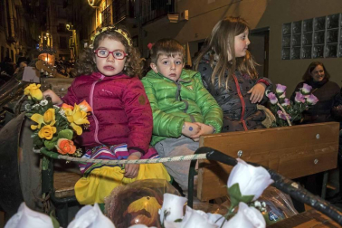 Su alegre pasacalles recorrió el centro de la ciudad entre canciones y bailes de los ex danzaris Francisco Beruete