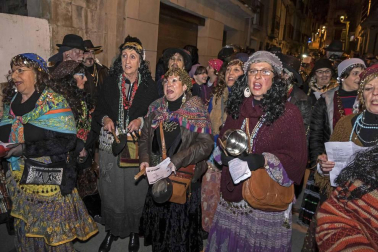 Su alegre pasacalles recorrió el centro de la ciudad entre canciones y bailes de los ex danzaris Francisco Beruete