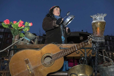 Su alegre pasacalles recorrió el centro de la ciudad entre canciones y bailes de los ex danzaris Francisco Beruete