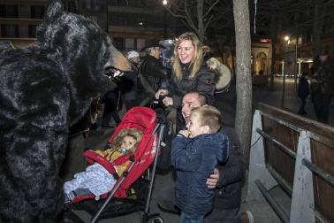 Su alegre pasacalles recorrió el centro de la ciudad entre canciones y bailes de los ex danzaris Francisco Beruete