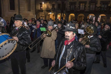 Su alegre pasacalles recorrió el centro de la ciudad entre canciones y bailes de los ex danzaris Francisco Beruete