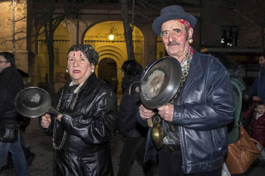 Su alegre pasacalles recorrió el centro de la ciudad entre canciones y bailes de los ex danzaris Francisco Beruete