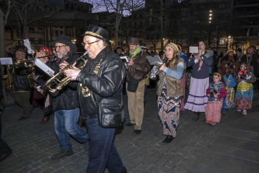 Su alegre pasacalles recorrió el centro de la ciudad entre canciones y bailes de los ex danzaris Francisco Beruete