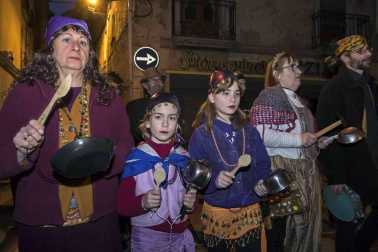 Su alegre pasacalles recorrió el centro de la ciudad entre canciones y bailes de los ex danzaris Francisco Beruete