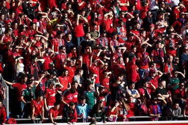 Imágenes de aficionados de Osasuna en las gradas del estadio del Numancia.