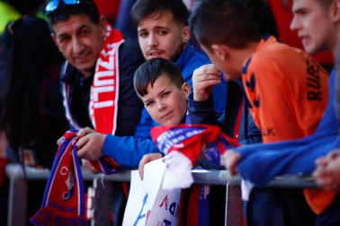 Imágenes de aficionados de Osasuna en las gradas del estadio del Numancia.