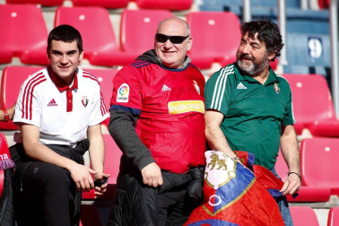 Imágenes de aficionados de Osasuna en las gradas del estadio del Numancia.