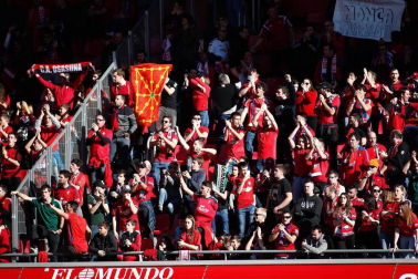Imágenes de aficionados de Osasuna en las gradas del estadio del Numancia.