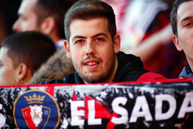 Imágenes de aficionados de Osasuna en las gradas del estadio del Numancia.