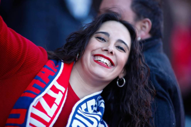 Imágenes de aficionados de Osasuna en las gradas del estadio del Numancia.