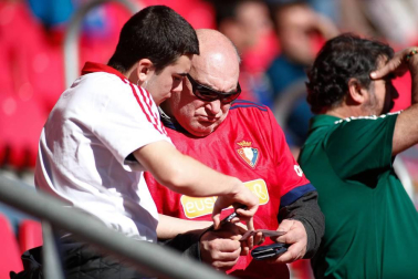 Imágenes de aficionados de Osasuna en las gradas del estadio del Numancia.