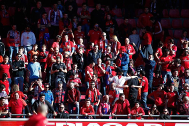 Imágenes de aficionados de Osasuna en las gradas del estadio del Numancia.