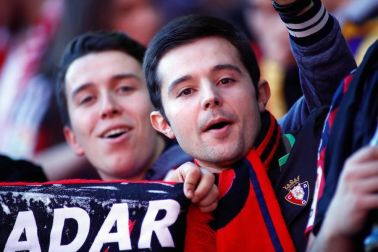 Imágenes de aficionados de Osasuna en las gradas del estadio del Numancia.