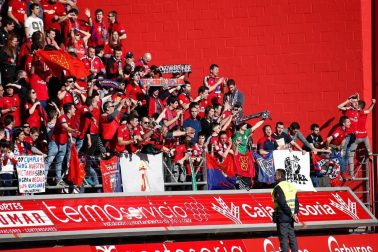 Imágenes de aficionados de Osasuna en las gradas del estadio del Numancia.
