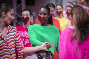 El certamen de moda Pasarela 948 finalizó este sábado después de tres días de exposiciones, eventos y desfiles entre los que destacó el variopinto repertorio de colores y formas que impregnan el estilo de la diseñadora Ágatha Ruiz de la Prada