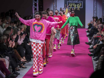 El certamen de moda Pasarela 948 finalizó este sábado después de tres días de exposiciones, eventos y desfiles entre los que destacó el variopinto repertorio de colores y formas que impregnan el estilo de la diseñadora Ágatha Ruiz de la Prada