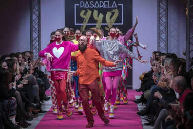 El certamen de moda Pasarela 948 finalizó este sábado después de tres días de exposiciones, eventos y desfiles entre los que destacó el variopinto repertorio de colores y formas que impregnan el estilo de la diseñadora Ágatha Ruiz de la Prada