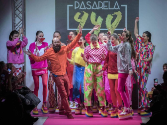 El certamen de moda Pasarela 948 finalizó este sábado después de tres días de exposiciones, eventos y desfiles entre los que destacó el variopinto repertorio de colores y formas que impregnan el estilo de la diseñadora Ágatha Ruiz de la Prada