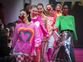 El certamen de moda Pasarela 948 finalizó este sábado después de tres días de exposiciones, eventos y desfiles entre los que destacó el variopinto repertorio de colores y formas que impregnan el estilo de la diseñadora Ágatha Ruiz de la Prada