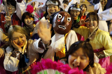 Disfraces tradicionales, bailes, carrozas por tierra y agua... Así están viviendo varias ciudades de Europa y América sus Carnavales