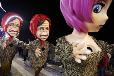 Disfraces tradicionales, bailes, carrozas por tierra y agua... Así están viviendo varias ciudades de Europa y América sus Carnavales
