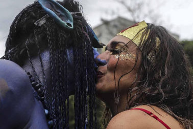 Disfraces tradicionales, bailes, carrozas por tierra y agua... Así están viviendo varias ciudades de Europa y América sus Carnavales