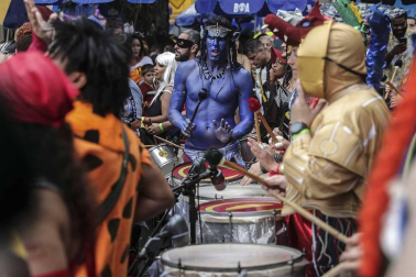 Disfraces tradicionales, bailes, carrozas por tierra y agua... Así están viviendo varias ciudades de Europa y América sus Carnavales