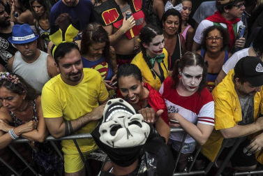Disfraces tradicionales, bailes, carrozas por tierra y agua... Así están viviendo varias ciudades de Europa y América sus Carnavales
