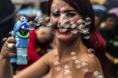 Disfraces tradicionales, bailes, carrozas por tierra y agua... Así están viviendo varias ciudades de Europa y América sus Carnavales