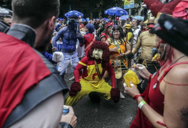 Disfraces tradicionales, bailes, carrozas por tierra y agua... Así están viviendo varias ciudades de Europa y América sus Carnavales