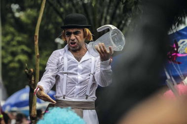 Disfraces tradicionales, bailes, carrozas por tierra y agua... Así están viviendo varias ciudades de Europa y América sus Carnavales