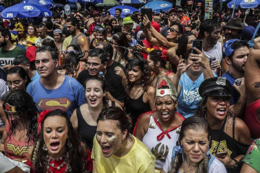 Disfraces tradicionales, bailes, carrozas por tierra y agua... Así están viviendo varias ciudades de Europa y América sus Carnavales