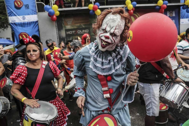 Disfraces tradicionales, bailes, carrozas por tierra y agua... Así están viviendo varias ciudades de Europa y América sus Carnavales