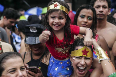 Disfraces tradicionales, bailes, carrozas por tierra y agua... Así están viviendo varias ciudades de Europa y América sus Carnavales