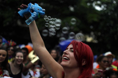 Disfraces tradicionales, bailes, carrozas por tierra y agua... Así están viviendo varias ciudades de Europa y América sus Carnavales
