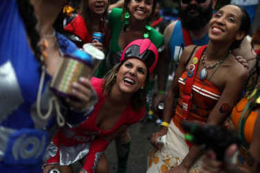 Disfraces tradicionales, bailes, carrozas por tierra y agua... Así están viviendo varias ciudades de Europa y América sus Carnavales