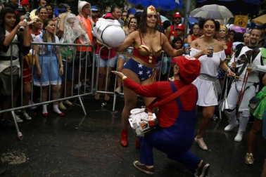 Disfraces tradicionales, bailes, carrozas por tierra y agua... Así están viviendo varias ciudades de Europa y América sus Carnavales