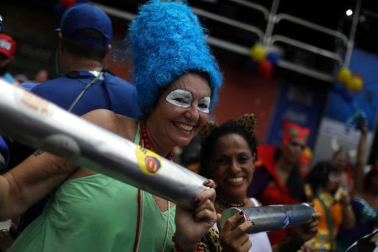 Disfraces tradicionales, bailes, carrozas por tierra y agua... Así están viviendo varias ciudades de Europa y América sus Carnavales
