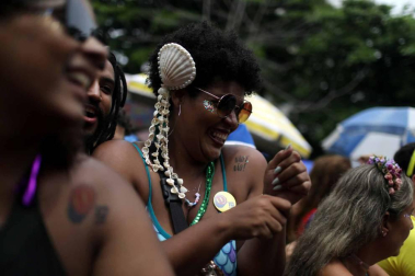 Disfraces tradicionales, bailes, carrozas por tierra y agua... Así están viviendo varias ciudades de Europa y América sus Carnavales