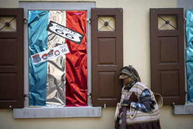 Disfraces tradicionales, bailes, carrozas por tierra y agua... Así están viviendo varias ciudades de Europa y América sus Carnavales