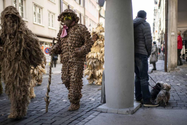 Disfraces tradicionales, bailes, carrozas por tierra y agua... Así están viviendo varias ciudades de Europa y América sus Carnavales