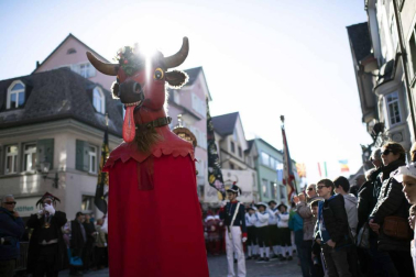 Disfraces tradicionales, bailes, carrozas por tierra y agua... Así están viviendo varias ciudades de Europa y América sus Carnavales