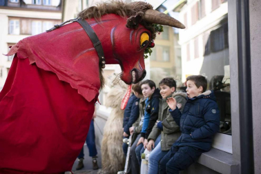 Disfraces tradicionales, bailes, carrozas por tierra y agua... Así están viviendo varias ciudades de Europa y América sus Carnavales