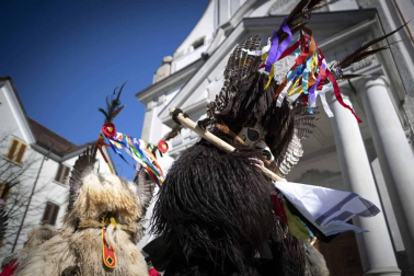 Disfraces tradicionales, bailes, carrozas por tierra y agua... Así están viviendo varias ciudades de Europa y América sus Carnavales